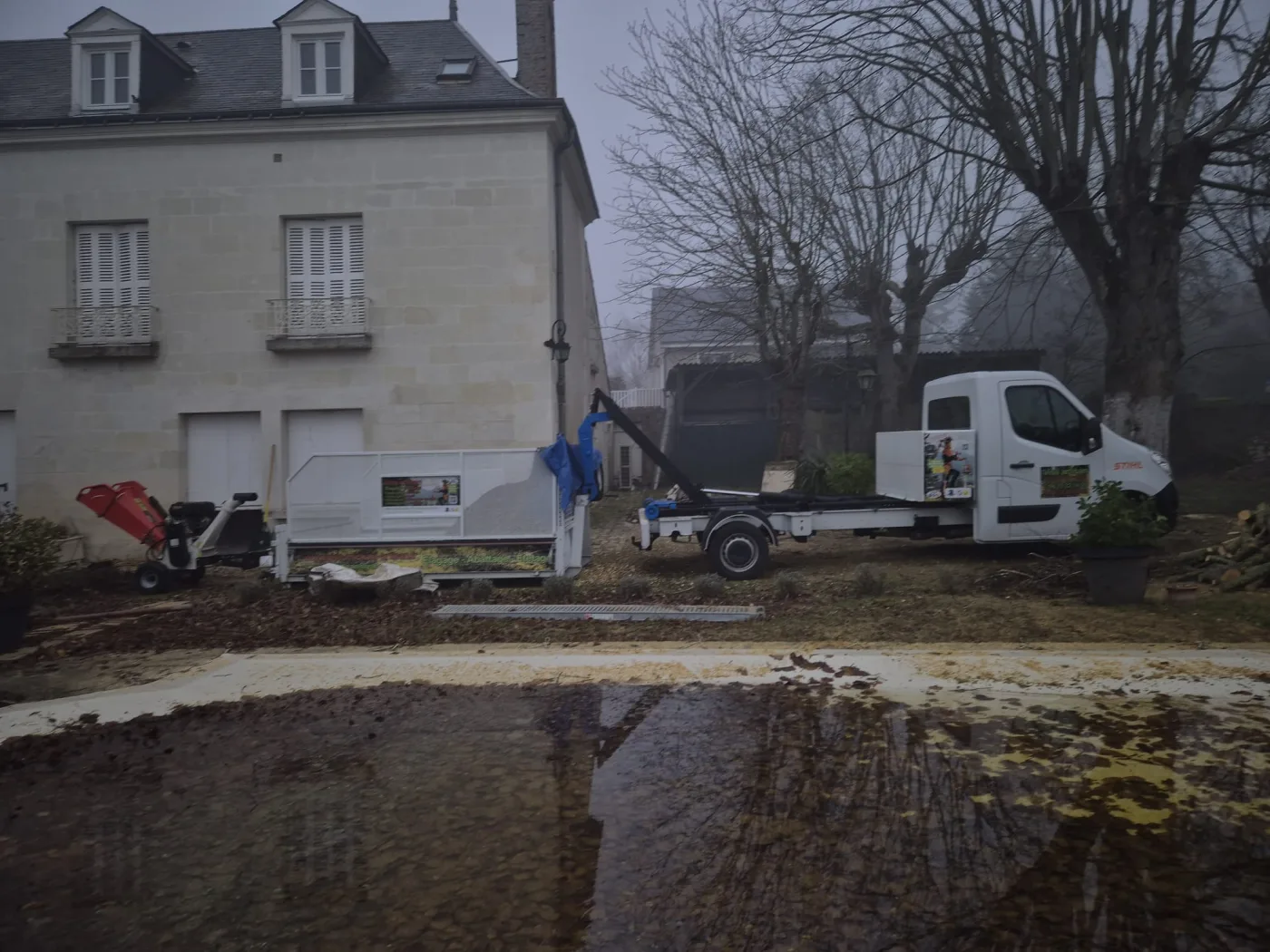 Mickaël Élagueur - Élagueur grimpeur artisan intervenant sur un arbre en Touraine